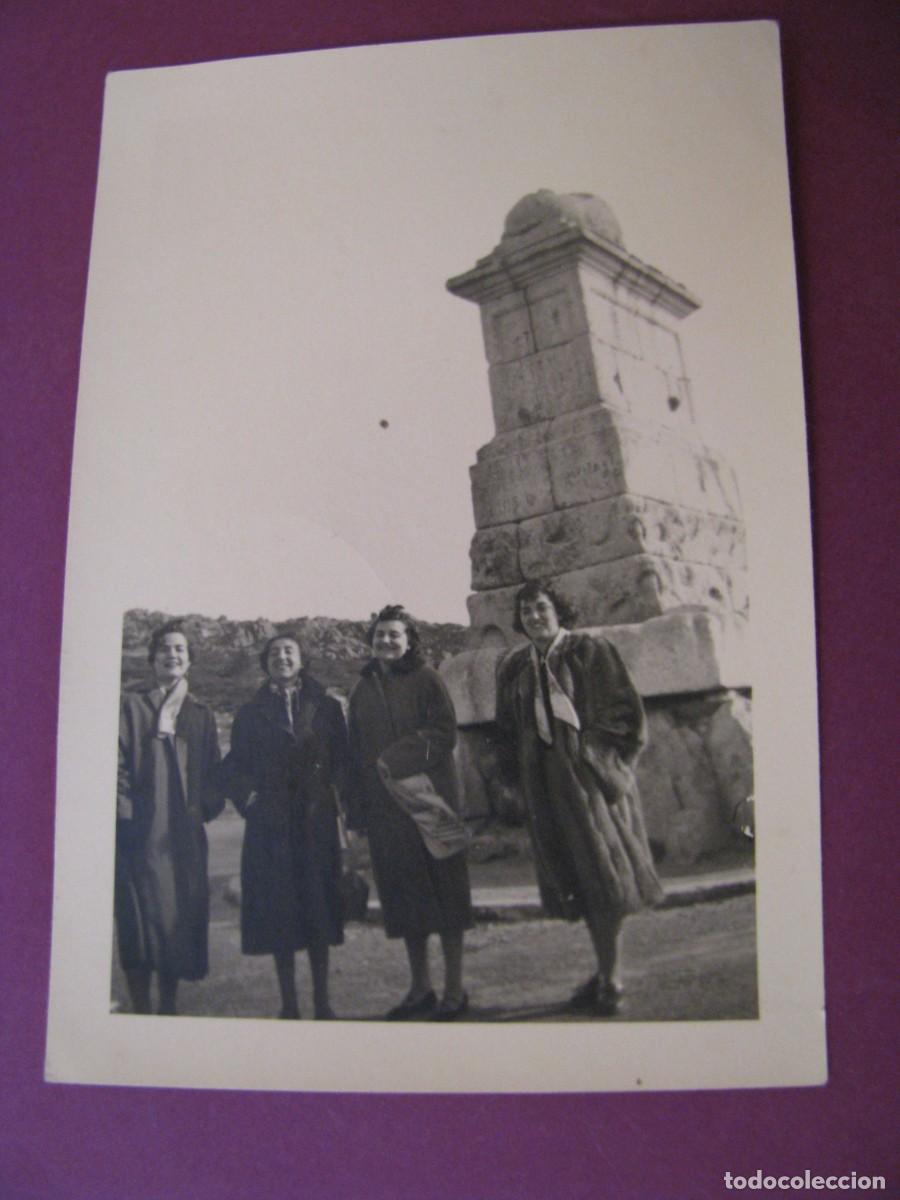 Fotograf&iacute;a antigua: FOTO DE UNAS MUJERES. ALTO DE LOS LEONES. PUERTO DE GUADARRAMA. 1953. 9,5X6,5 CM
