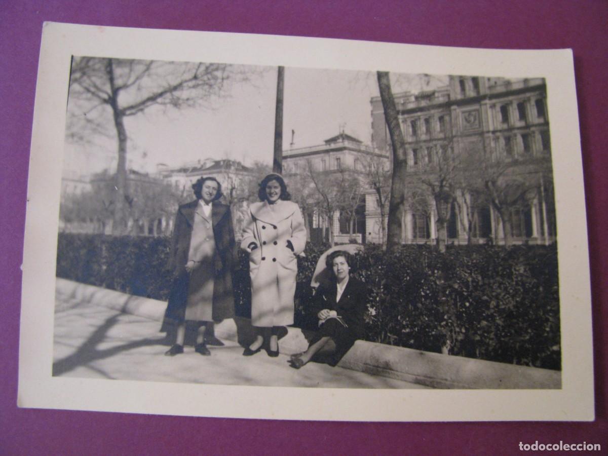 Fotograf&iacute;a antigua: FOTO DE UNAS MUJERES. MADRID. A&Ntilde;OS 50. 9,5X6,5 CM