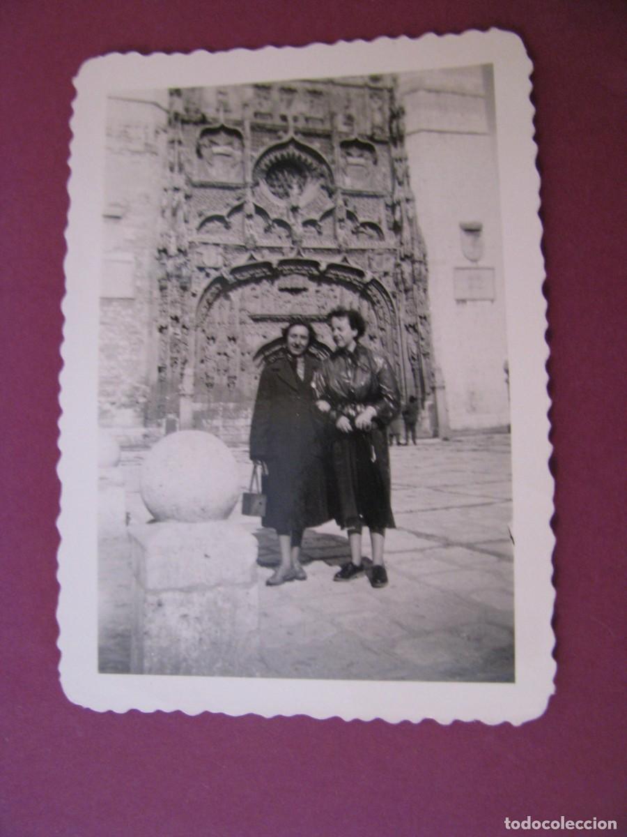 Fotograf&iacute;a antigua: FOTO DE DOS MUJERES. VALLADOLID 1953. 9X6,5 CM