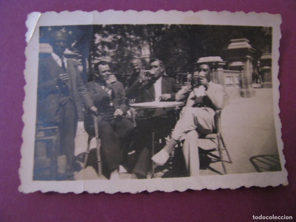 Fotograf&iacute;a antigua: FOTO DE UNOS HOMBRES EN UNA TERRAZA DE UN BAR. SIN IDENTIFICAR EL LUGAR. 6,5X4,5 CM