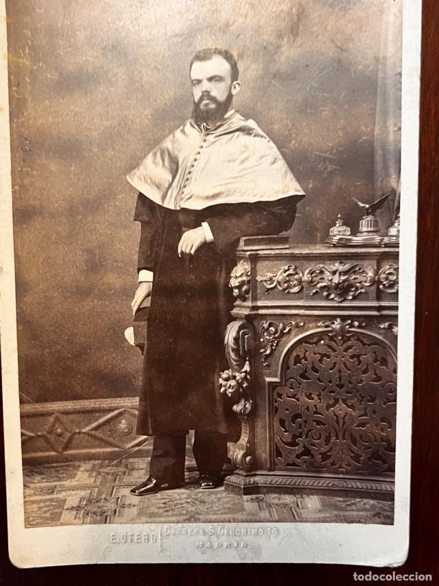 Fotograf&iacute;a antigua: Fotografia albumina de caballero con indumentaria acad&eacute;mica o clerical formal del siglo XIX, apoyada