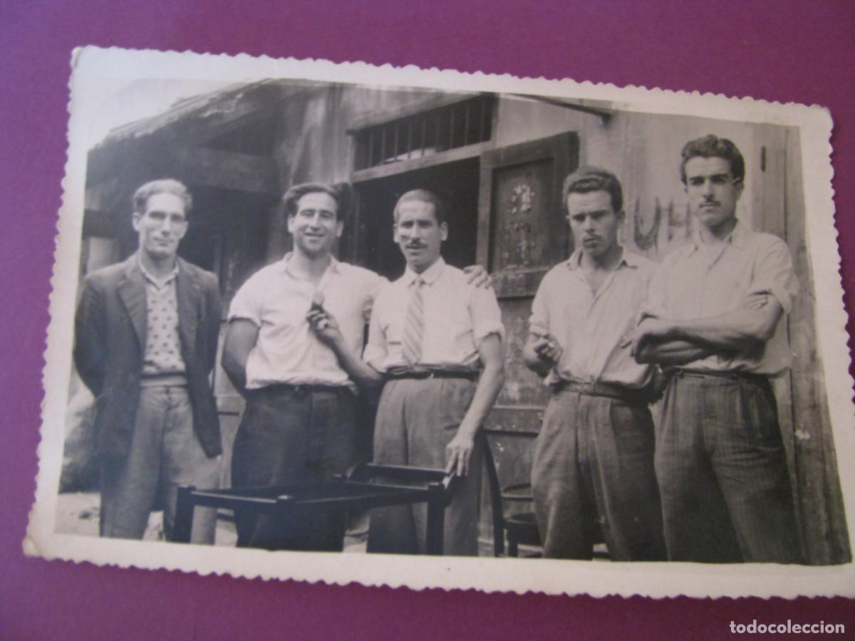 Fotograf&iacute;a antigua: FOTO DE UN GRUPO DE HOMBRES. 13,5X8,5 CM