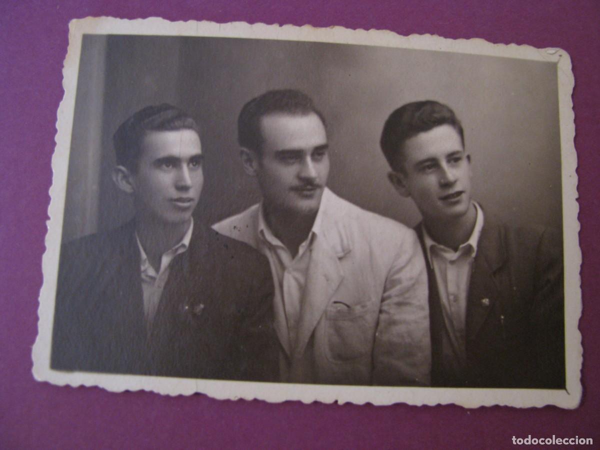Fotograf&iacute;a antigua: FOTO DE UN GRUPO DE HOMBRES. RONDA 1949. 8X5,5 CM