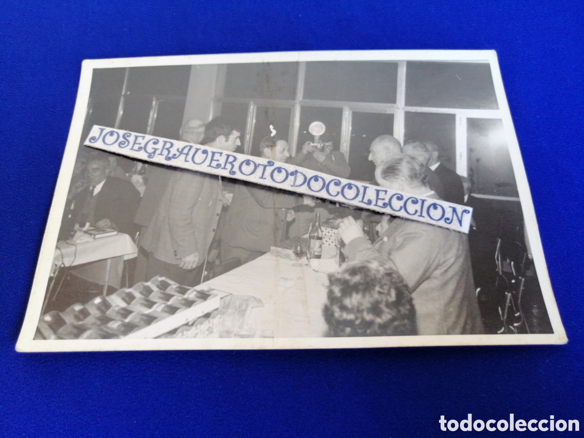 Fotograf&iacute;a antigua: MODELOS POSANDO ENTREGA DE PREMIOS O REGALOS FOTOGRAF&Iacute;A ANTIGUA SELLO FOTOGR&Aacute;FICO ROYES (BARCELONA)