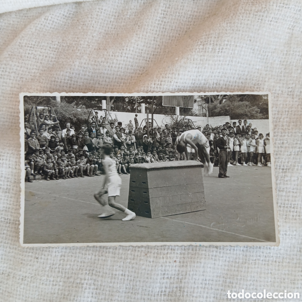 Fotograf&iacute;a antigua: Antigua fotograf&iacute;a. Firma troquelada A Benitez