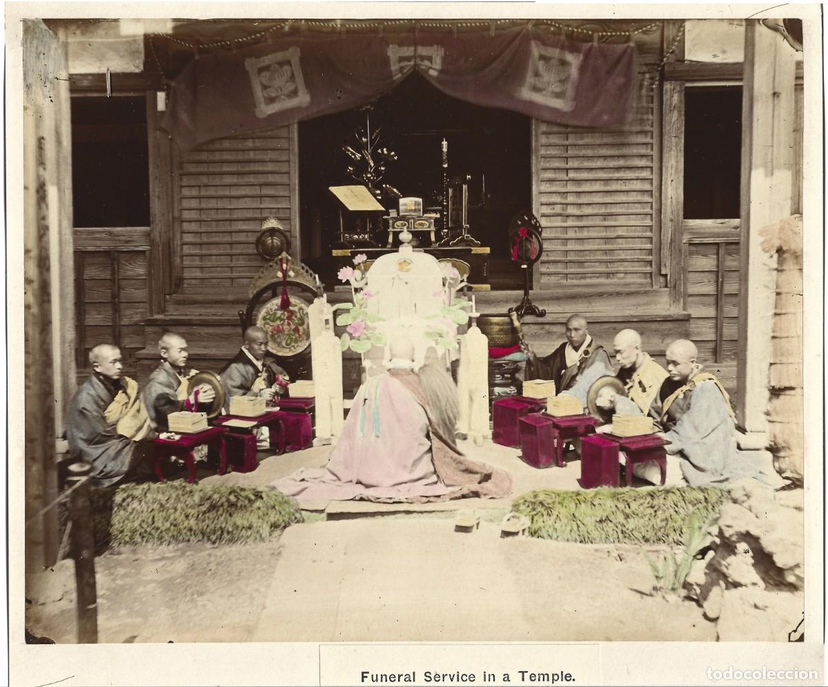 Fotograf&iacute;a antigua: 1880ca Fotograf&iacute;a alb&uacute;mina coloradada a mano ceremonia funeraria budista en templo 27x22cm