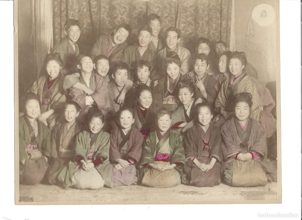 Fotograf&iacute;a antigua: 1880ca Fotograf&iacute;a alb&uacute;mina Jap&oacute;n Grupo de J&oacute;venes con Kimonos Tradicionales