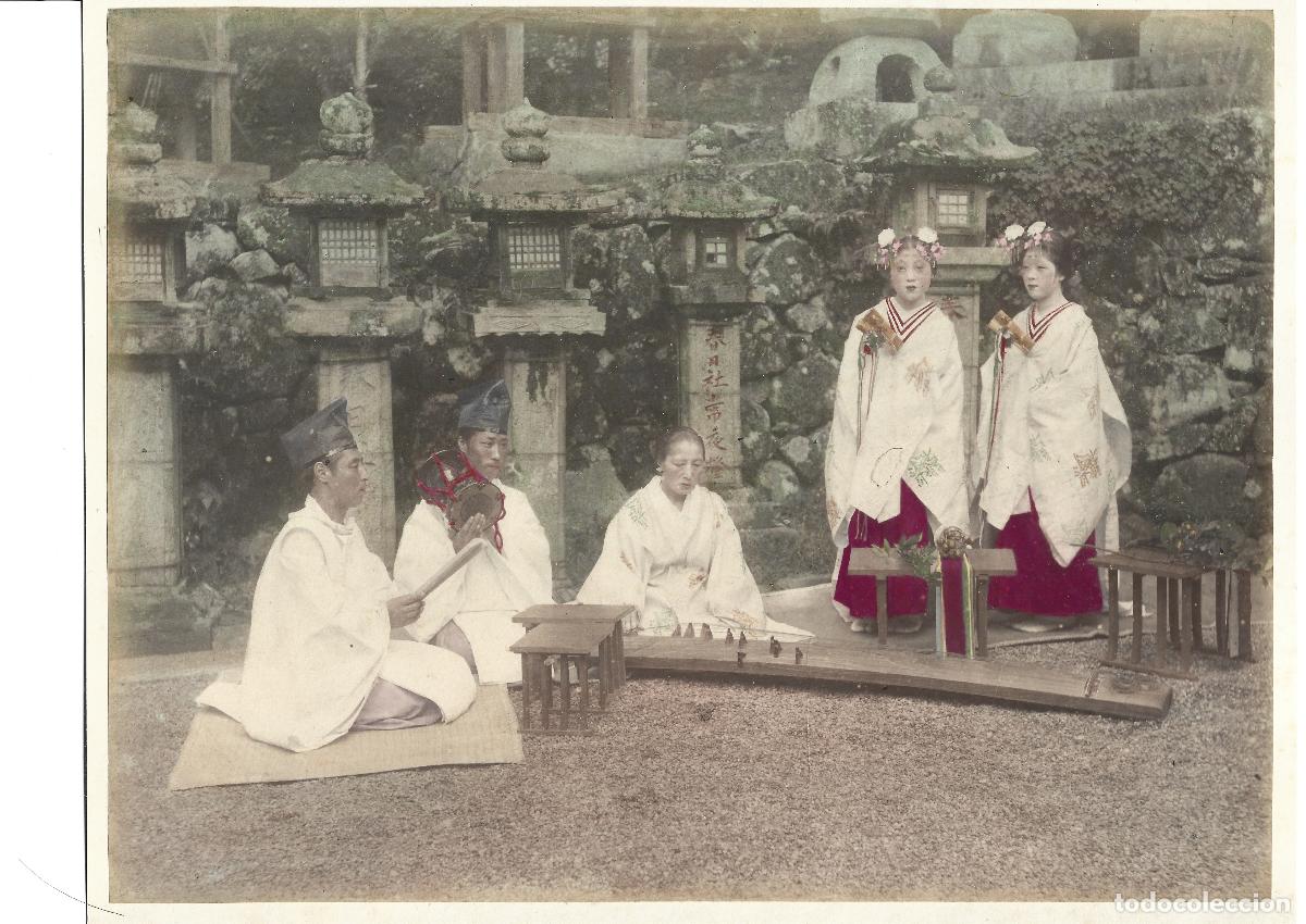 Fotograf&iacute;a antigua: 1880ca Fotograf&iacute;a alb&uacute;mina Jap&oacute;n M&uacute;sicos Sinto&iacute;stas y Doncellas Miko