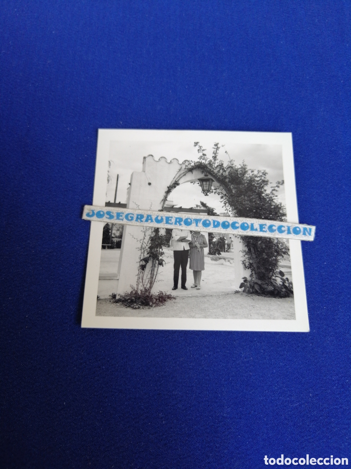 Fotograf&iacute;a antigua: PLAZA CASTELAR (BENIDORM) ALICANTE MODELOS POSANDO FOTO ANTIGUA SIGLO PASADO SELLO FOTOGR&Aacute;FICO