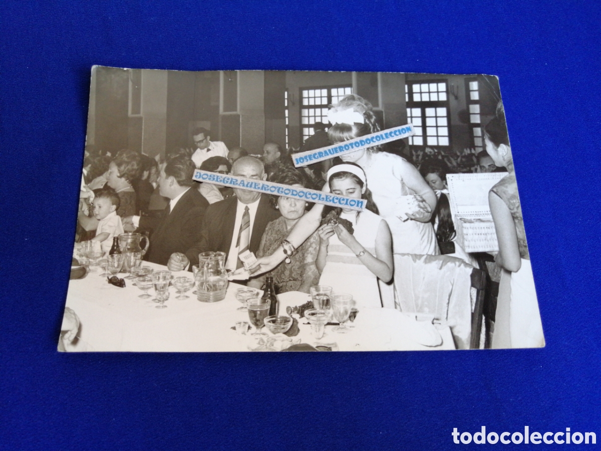 Fotograf&iacute;a antigua: MODELOS POSANDO BANQUETE COMUNI&Oacute;N FOTOGRAF&Iacute;A ANTIGUA SIGLO PASADO SELLO FOTOS ISIDORO (VALENCIA)