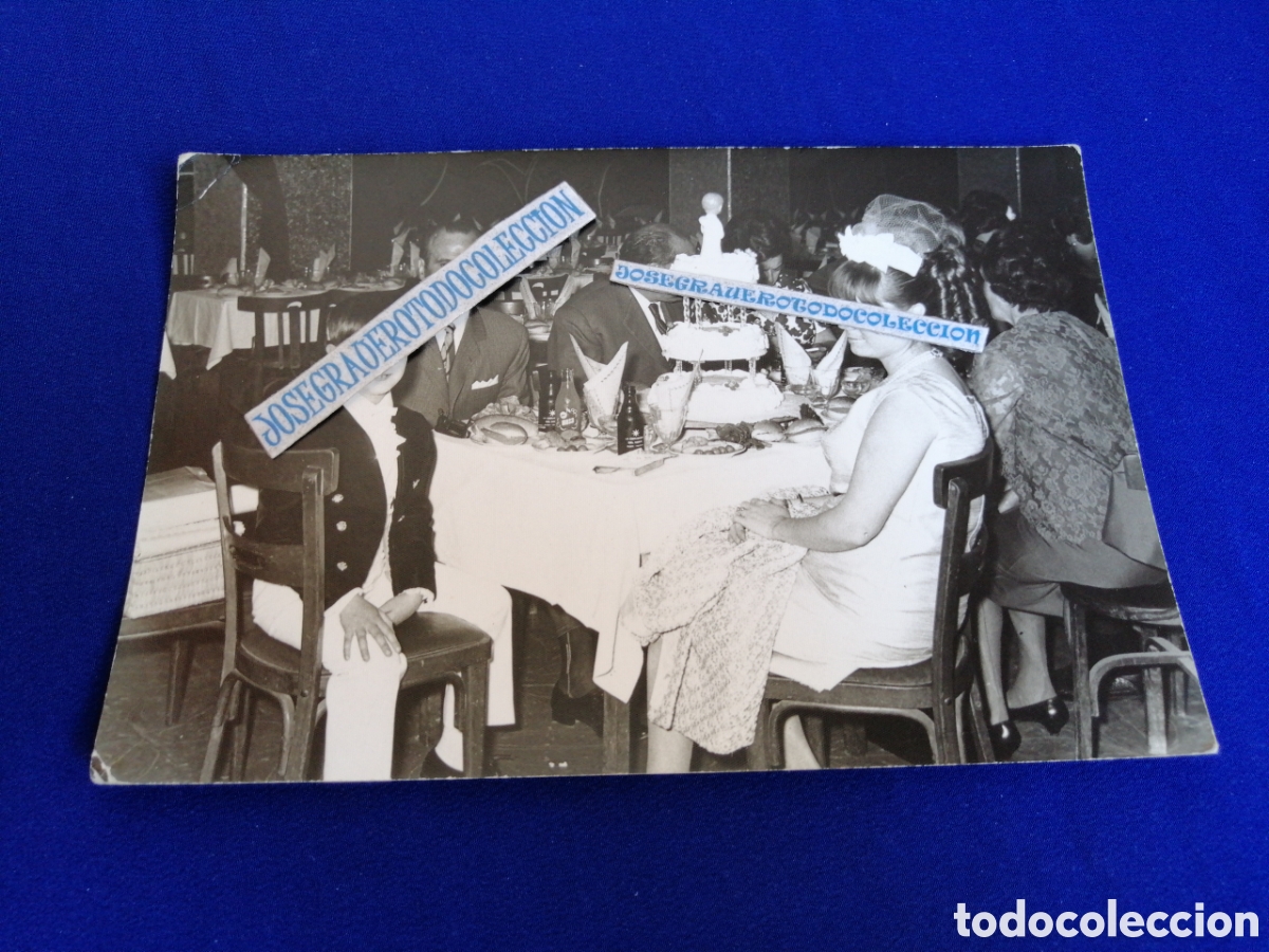Fotograf&iacute;a antigua: MODELOS POSANDO BANQUETE COMUNI&Oacute;N - TARTA FOTO ANTIGUA SIGLO PASADO SELLO FOTOS ISIDORO (VALENCIA)