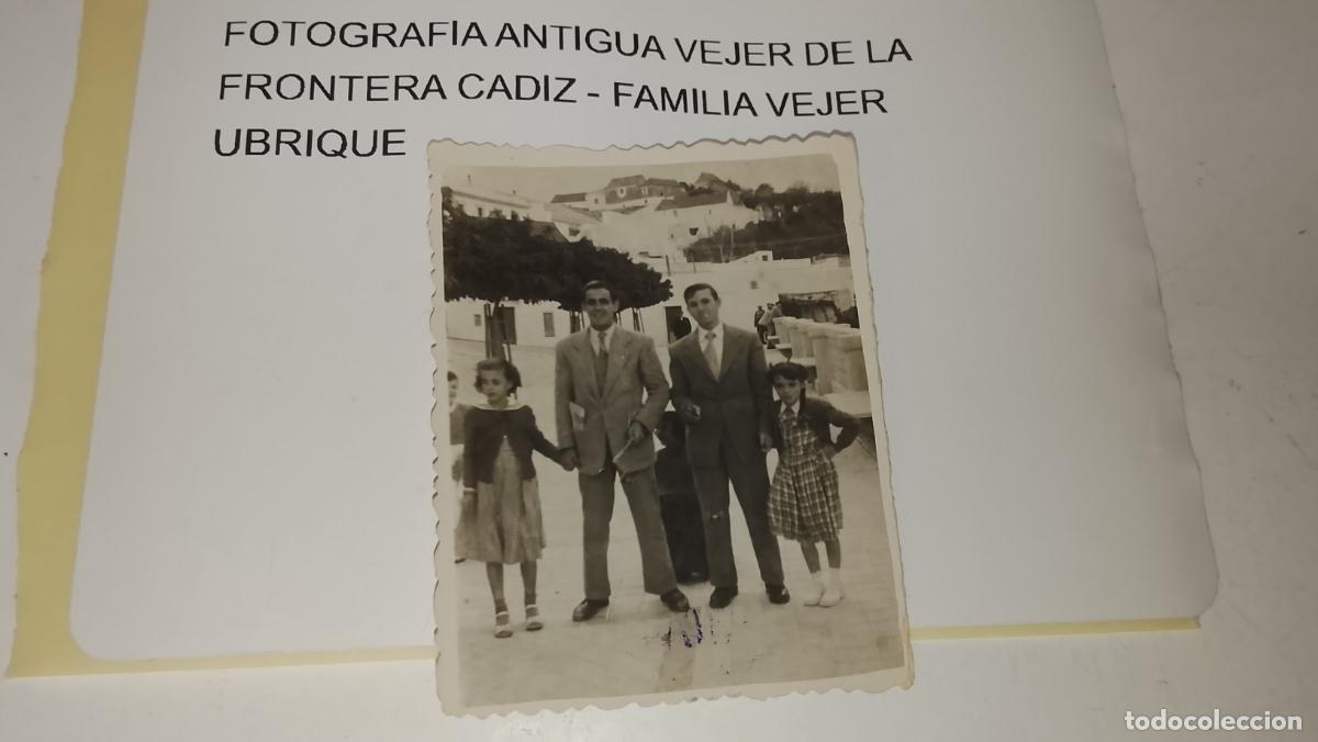 Fotograf&iacute;a antigua: FOTOGRAFIA ANTIGUA VEJER DE LA FRONTERA CADIZ - FAMILIA VEJER UBRIQUE - DE PASEO 1950