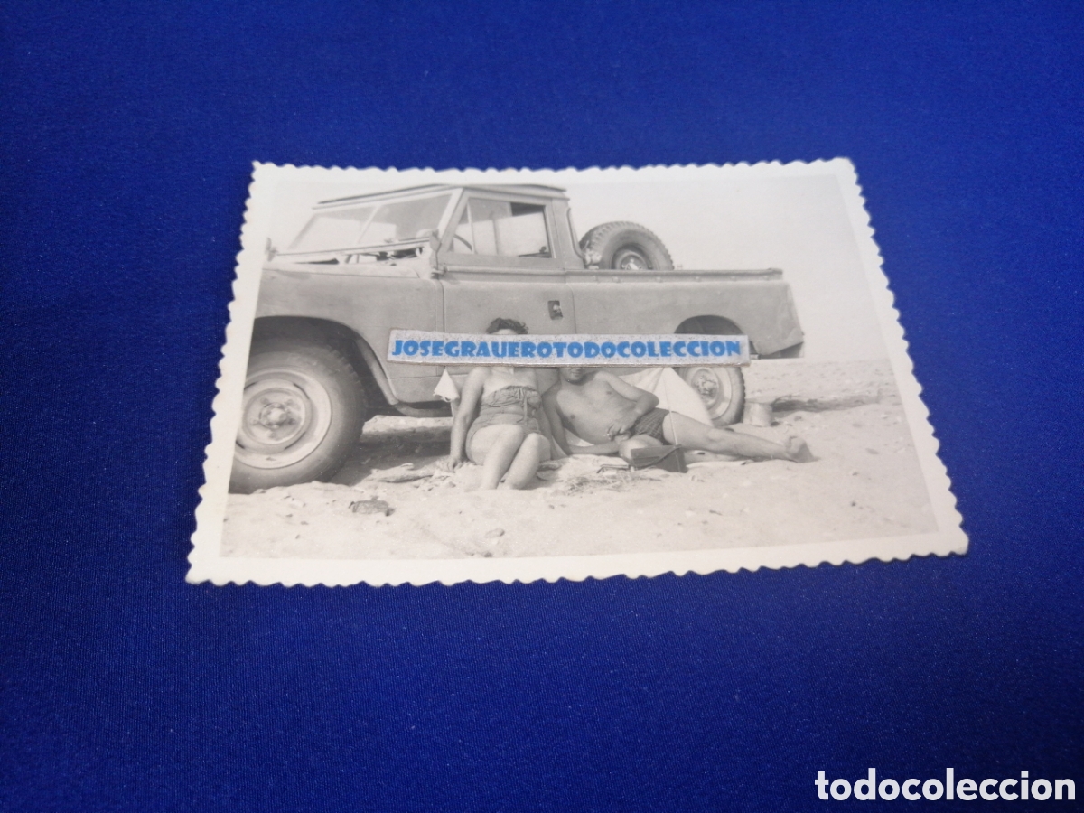 Fotograf&iacute;a antigua: LAND ROVER MODELOS POSANDO EN LA PLAYA FOTOGRAF&Iacute;A ANTIGUA SIGLO PASADO