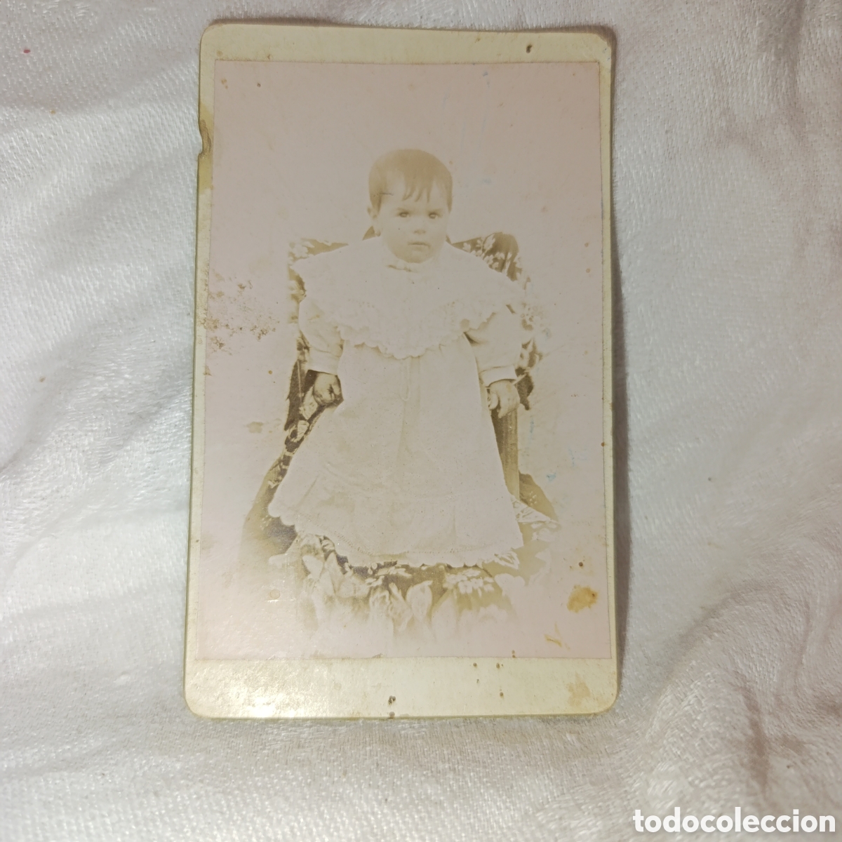Fotograf&iacute;a antigua: Fotograf&iacute;a beb&eacute; antigua,S XIX, de estudio montada sobre cart&oacute;n r&iacute;gido.