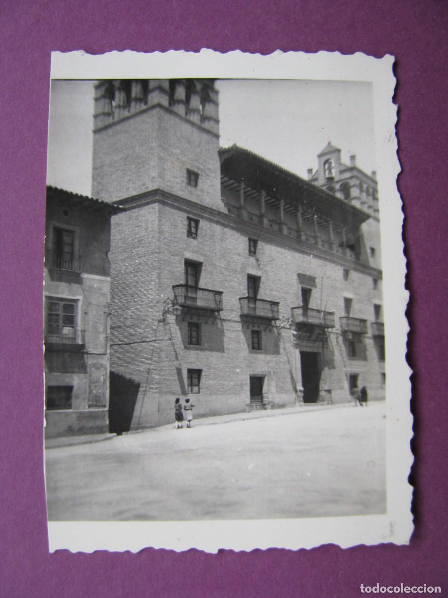 Fotograf&iacute;a antigua: PEQUE&Ntilde;A FOTO DE HUESCA, AYUNTAMIENTO. FINALES DE LOS A&Ntilde;OS 1940 PRINCIPIO 1950. 6X4,5 CM