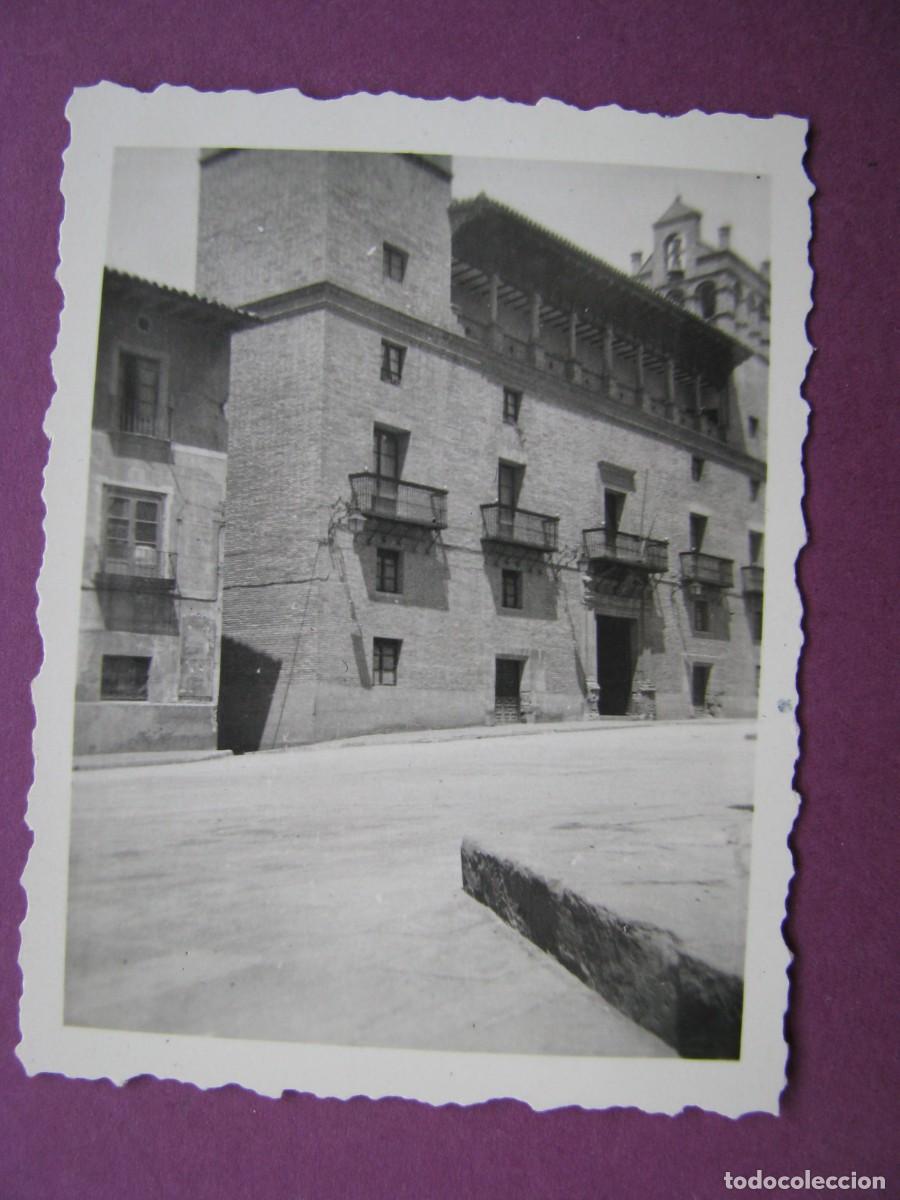 Fotograf&iacute;a antigua: PEQUE&Ntilde;A FOTO DE HUESCA, AYUNTAMIENTO. FINALES DE LOS A&Ntilde;OS 1940 PRINCIPIO 1950. 6X4,5 CM