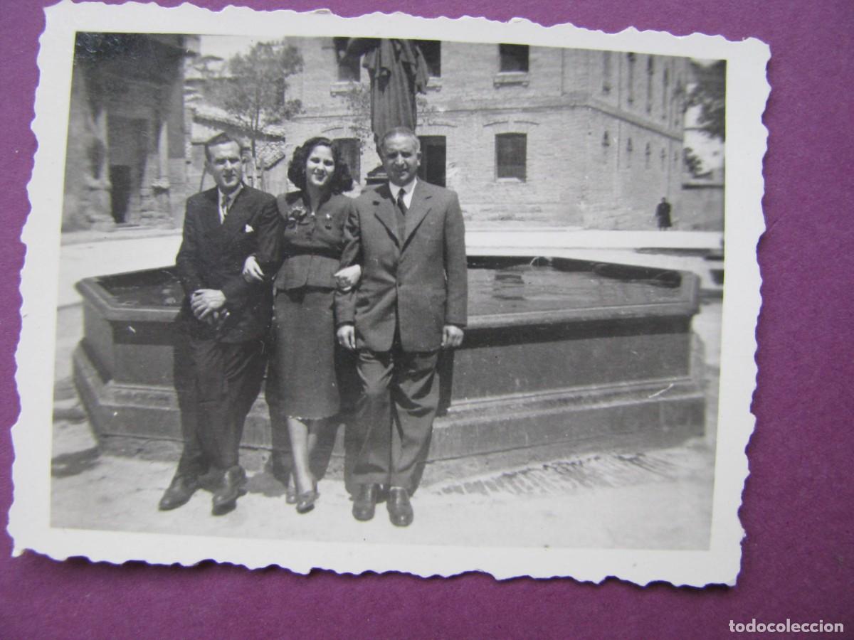 Fotograf&iacute;a antigua: PEQUE&Ntilde;A FOTO DE HUESCA, PLAZA DE LA CATEDRAL. FINALES DE LOS A&Ntilde;OS 1940 PRINCIPIO 1950. 6X4,5 CM