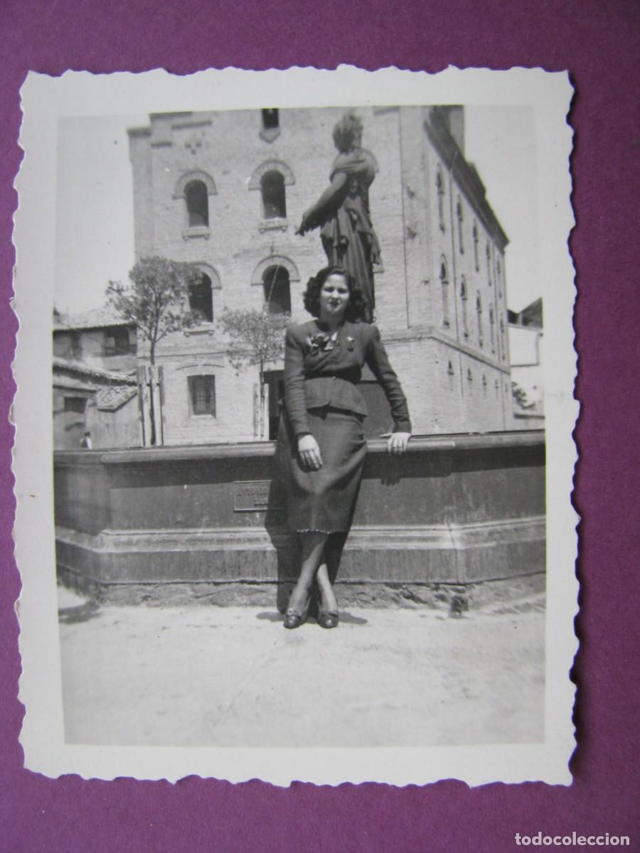 Fotograf&iacute;a antigua: PEQUE&Ntilde;A FOTO DE HUESCA, PLAZA DE LA CATEDRAL. FINALES DE LOS A&Ntilde;OS 1940 PRINCIPIO 1950. 6X4,5 CM