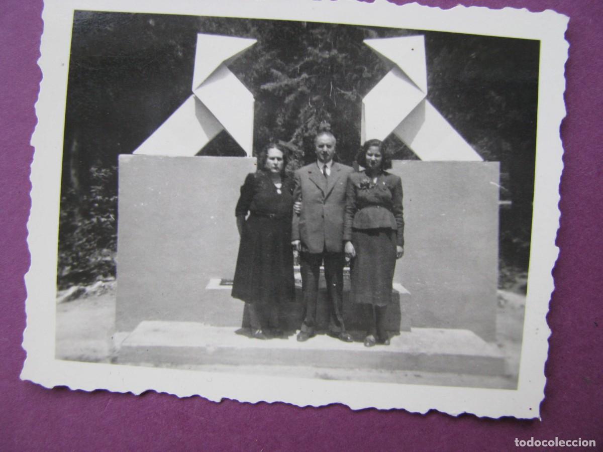 Fotograf&iacute;a antigua: PEQUE&Ntilde;A FOTO DE HUESCA, MONUMENTO A LAS PAJARITAS. FINALES DE LOS A&Ntilde;OS 1940 PRINCIPIO 1950. 6X4,5 CM