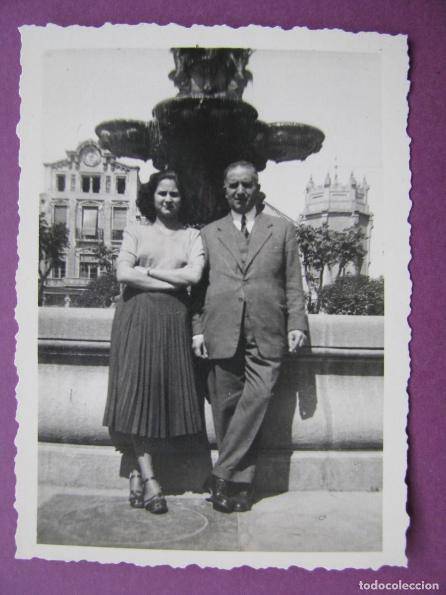 Fotograf&iacute;a antigua: FOTO DE HUESCA. PLAZA DE LA NAVARRA. FINALES DE LOS A&Ntilde;OS 1940 PRINCIPIO 1950. 8,5X6,5 CM