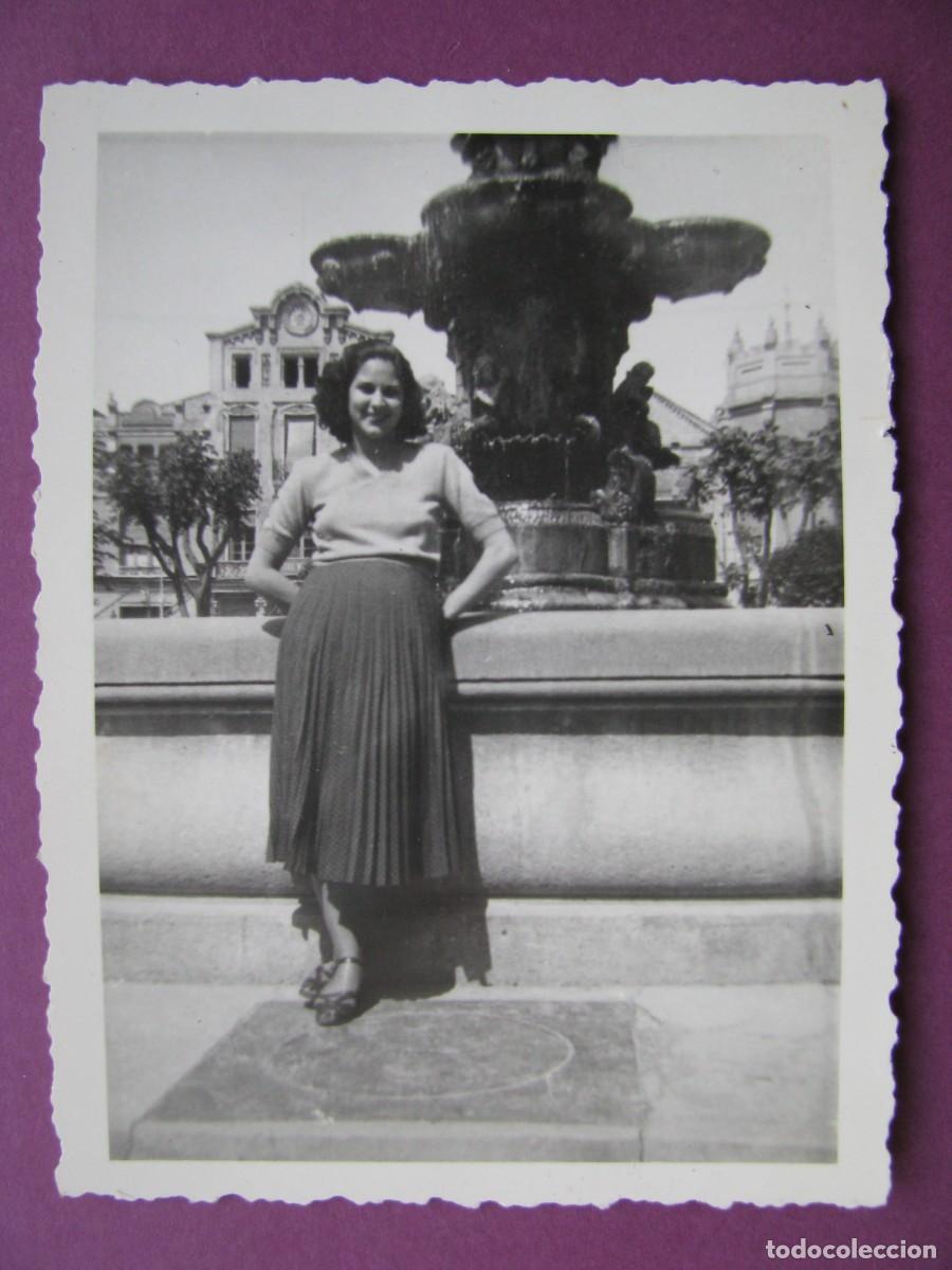 Fotograf&iacute;a antigua: FOTO DE HUESCA. PLAZA DE LA NAVARRA. FINALES DE LOS A&Ntilde;OS 1940 PRINCIPIO 1950. 8,5X6,5 CM