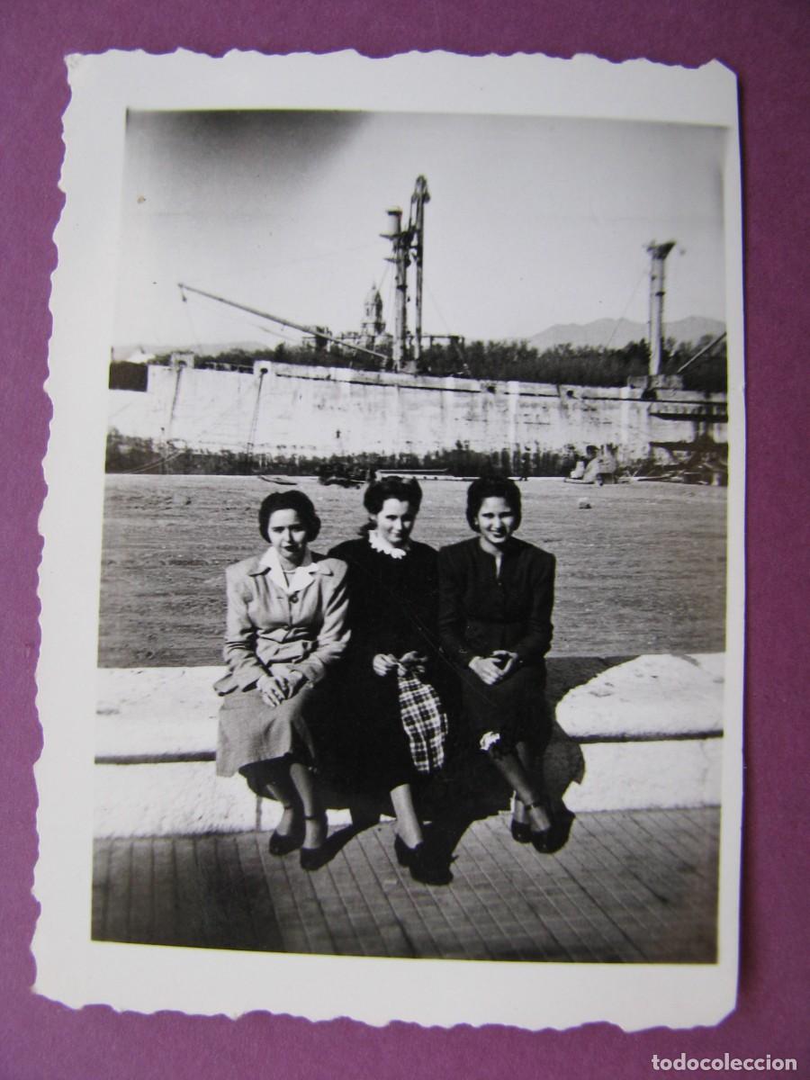 Antique Photography: PEQUE&Ntilde;A FOTO DE MALAGA, EN EL PUERTO. FINALES DE LOS A&Ntilde;OS 1940 PRINCIPIO 1950. 6,5X5 CM