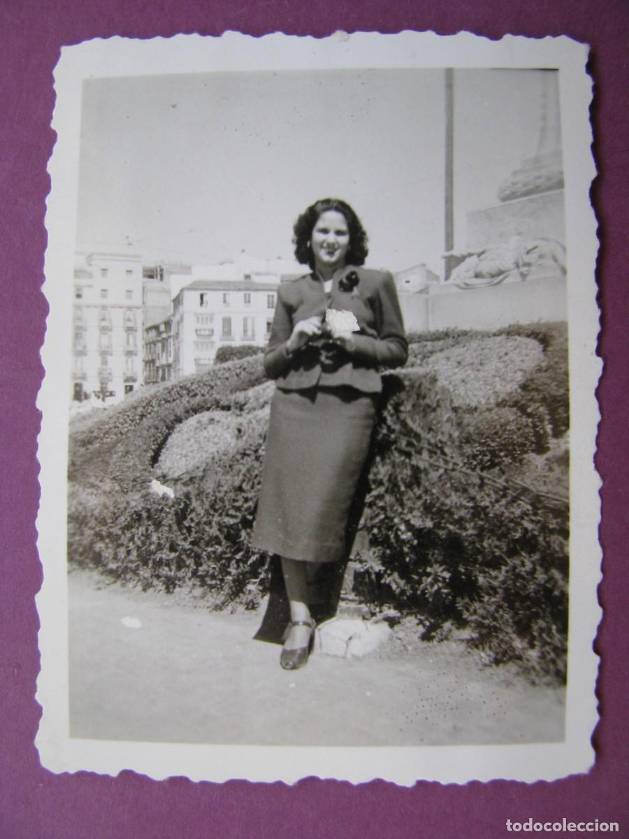 Fotograf&iacute;a antigua: PEQUE&Ntilde;A FOTO DE MALAGA? FINALES 1940 PRINCIPIO 1950. 6,5X5 CM