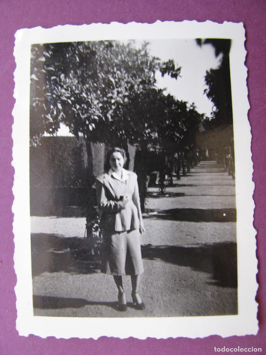Fotograf&iacute;a antigua: PEQUE&Ntilde;A FOTO DE MALAGA? FINALES 1940 PRINCIPIO 1950. 6,5X5 CM