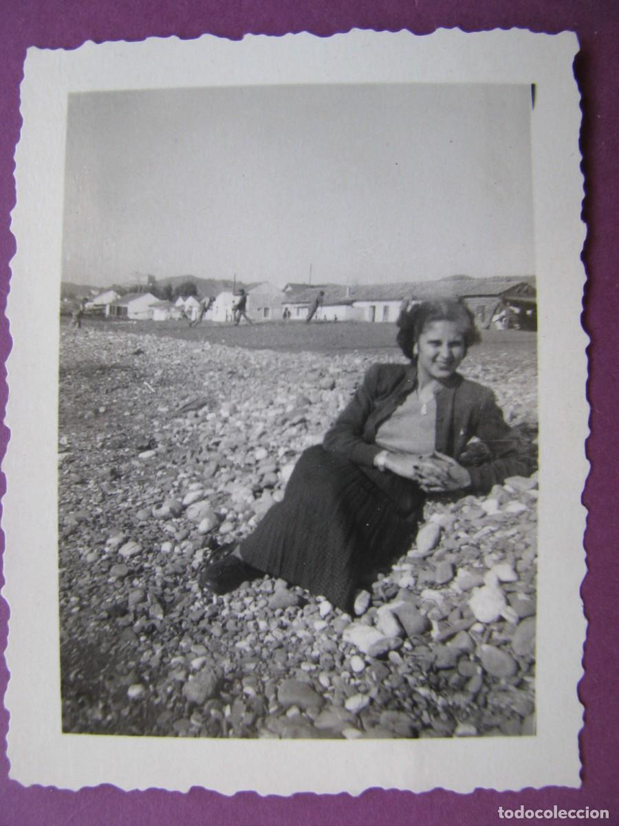 Fotograf&iacute;a antigua: PEQUE&Ntilde;A FOTO DE MALAGA? FINALES 1940 PRINCIPIO 1950. 6,5X5 CM