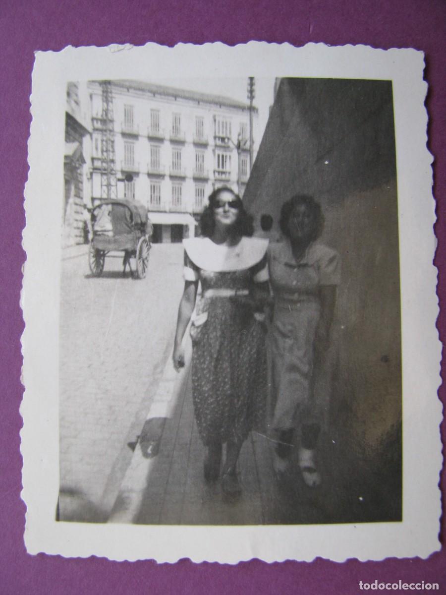 Fotograf&iacute;a antigua: PEQUE&Ntilde;A FOTO DE MALAGA? FINALES 1940 PRINCIPIO 1950. 6,5X5 CM