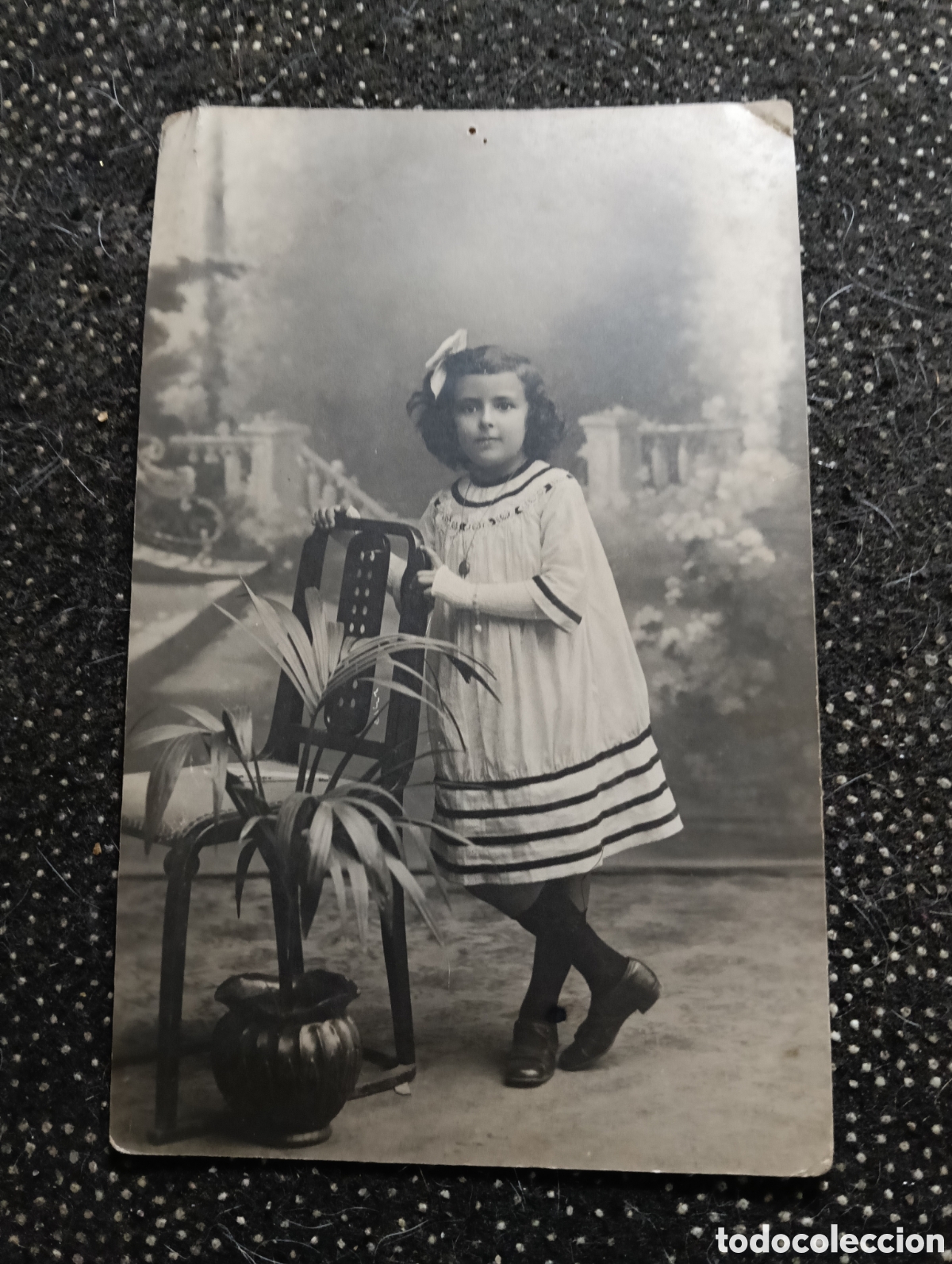Fotograf&iacute;a antigua: Fotograf&iacute;a de una ni&ntilde;a de corta edad en 1921 posando en un estudio de Barcelona.