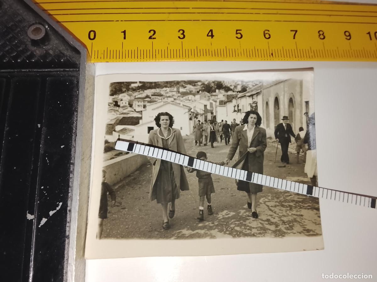 Fotografia antica: FOTOGRAFIA ANTIGUA FAMILIA VEJER - UBRIQUE - CADIZ - DE PASEO POR EL PUEBLO