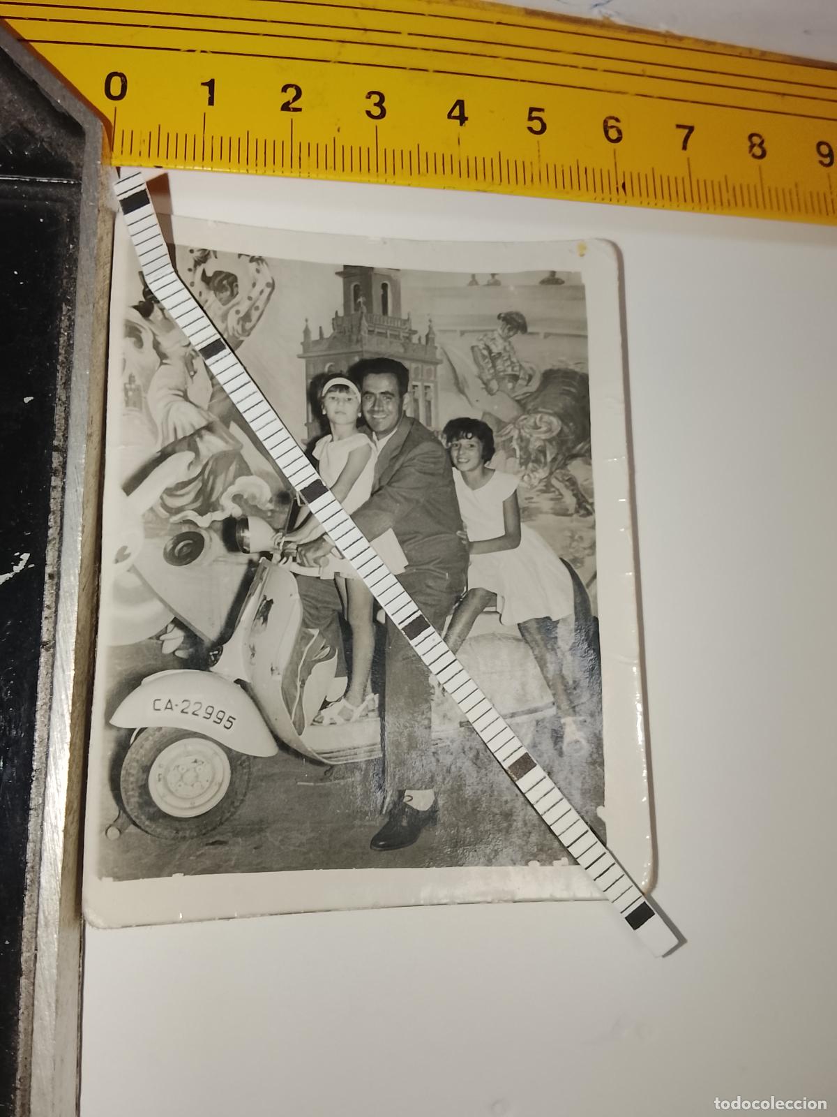 Fotografia antica: FOTOGRAFIA ANTIGUA FAMILIA VEJER - UBRIQUE - CADIZ - JOVENES MOTOS VESPA