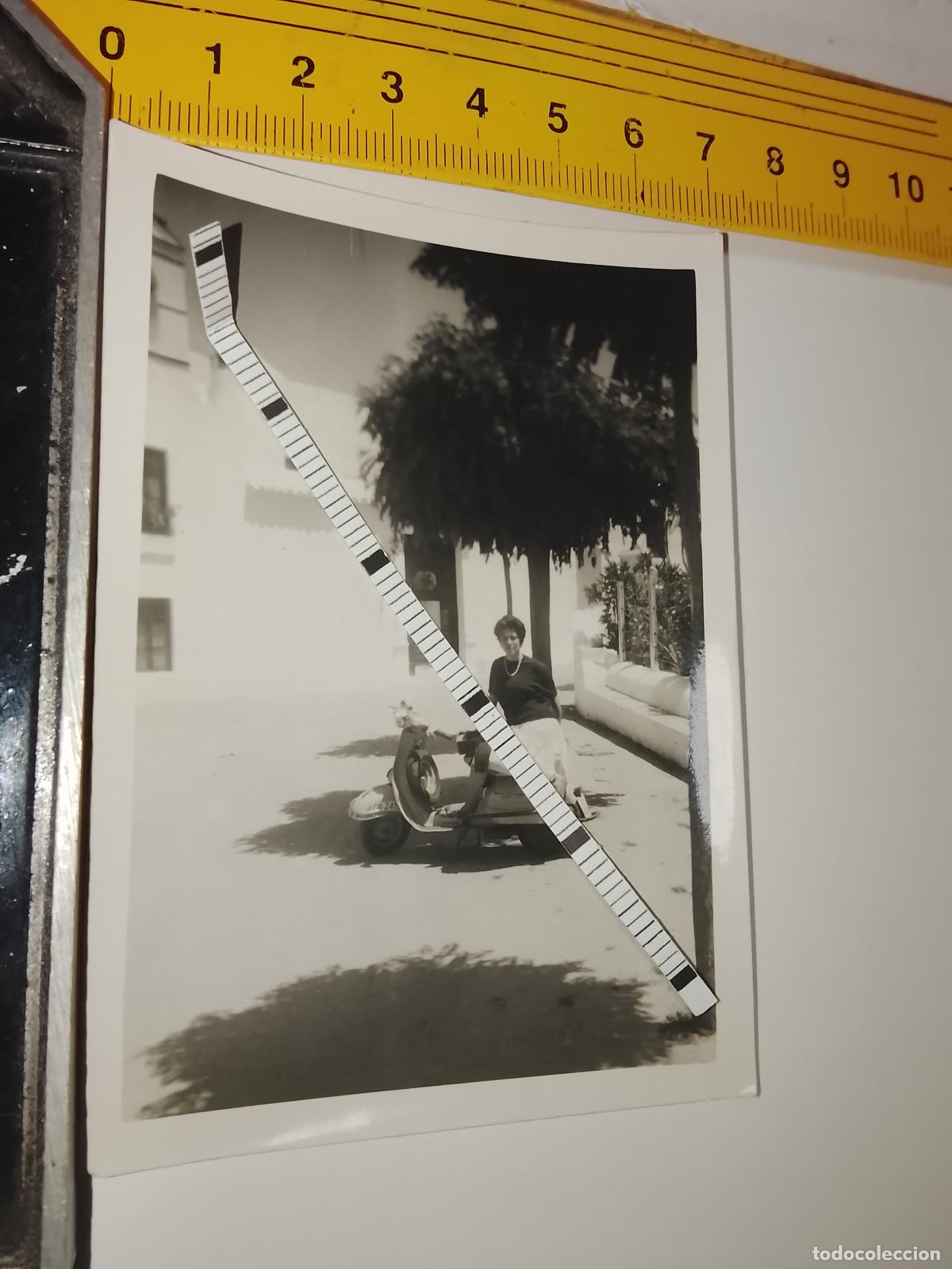Fotografia antica: FOTOGRAFIA ANTIGUA FAMILIA VEJER - UBRIQUE - CADIZ - SE&Ntilde;ORITA MOTOS VESPA