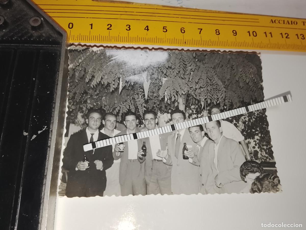 Fotograf&iacute;a antigua: FOTOGRAFIA ANTIGUA FAMILIA VEJER - UBRIQUE - CADIZ - JOVENES CON BOTELLINES DE CERVEZA CRUZCAMPO ?