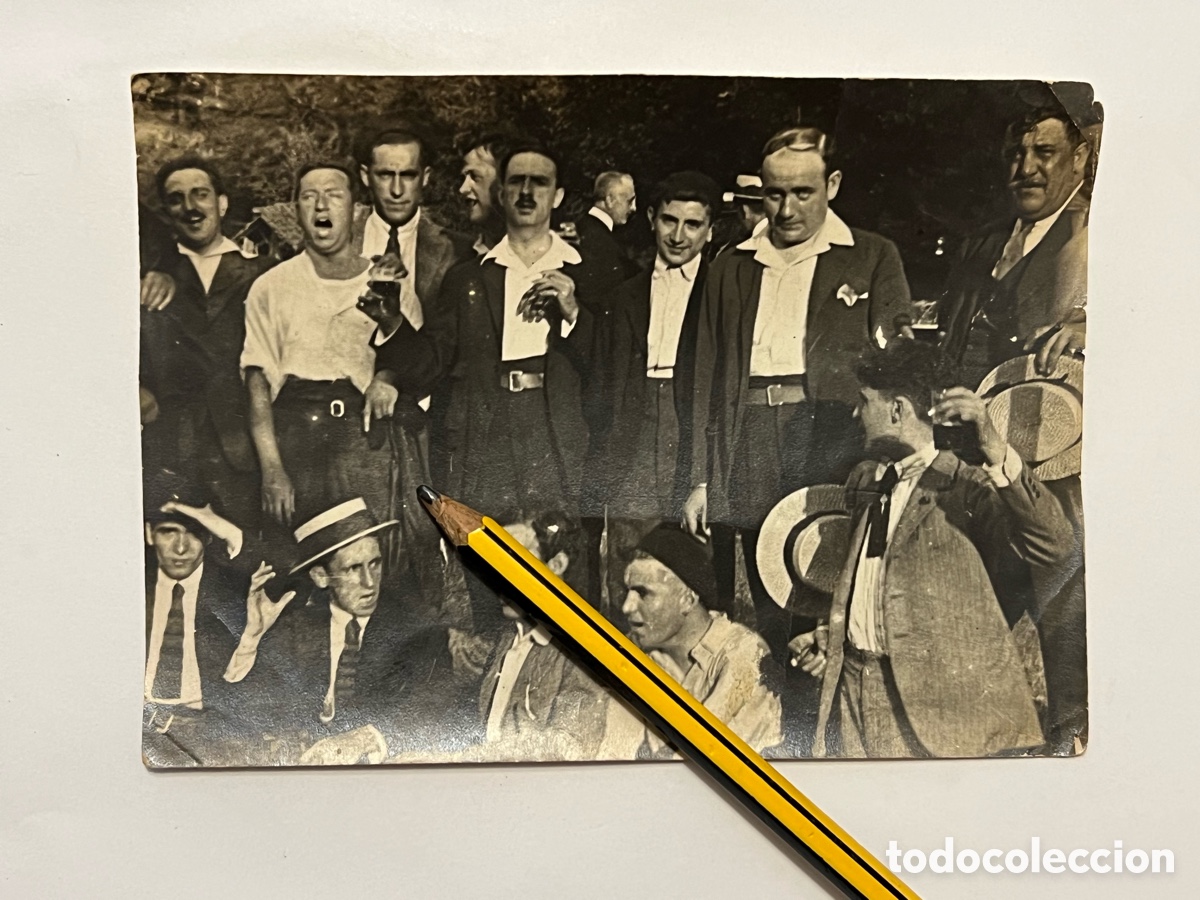 Fotograf&iacute;a antigua: BILBAO. Y sus Sociedades Gastron&oacute;micas. J&oacute;venes cantando, Txikito en mano.. (h.1910?)