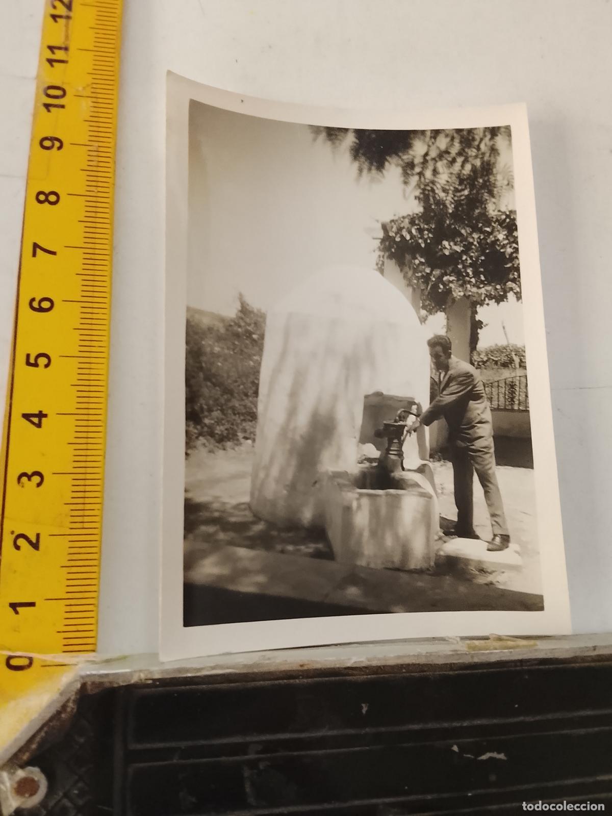 Fotograf&iacute;a antigua: FOTOGRAFIA ANTIGUA FAMILIA VEJER - UBRIQUE - CADIZ - FUENTE DE AGUA O POZO 1963