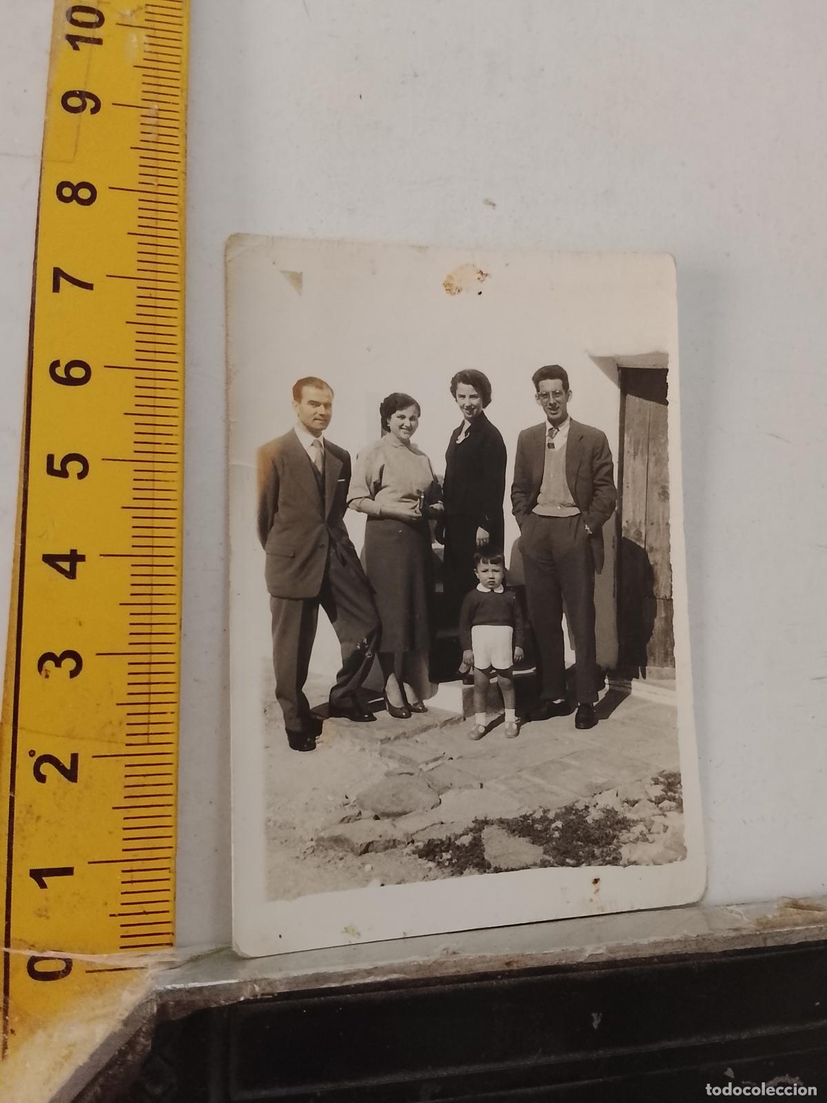 Fotograf&iacute;a antigua: FOTOGRAFIA ANTIGUA FAMILIA VEJER - UBRIQUE - CADIZ - EN LA PUERTA DE CASA 1957