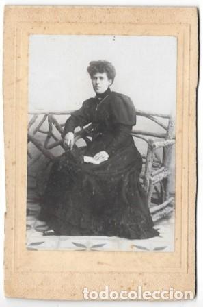 Fotograf&iacute;a antigua: FOTOGRAFIA DE SE&Ntilde;ORITA DE CUERPO ENTERO SENTADA. SOBRE 1900 - ALBUMINA-4236