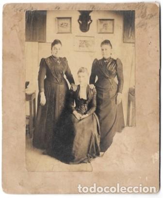 Fotograf&iacute;a antigua: FOTOGRAFIA DE TRES MUJERES. FALTA DE PAPEL FOTOGRAFICO. SOBRE A&Ntilde;O 1900. - ALBUMINA-4251