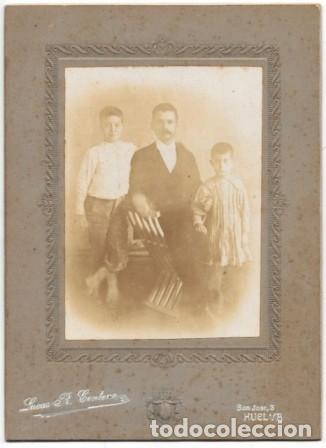 Fotograf&iacute;a antigua: FOTO FAMILIAR PADRE Y DOS HIJOS. FOTOGRAFO LUCAS R. CENTENO (HUELVA) SOBRE 1900 - ALBUMINA-4259