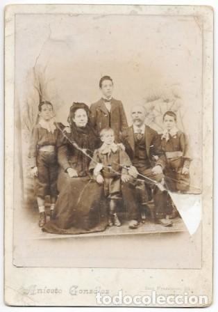 Fotograf&iacute;a antigua: FOTO FAMILIAR DE ESTUDIO FOTOGRAFO ANICETO GONZALEZ(SANTANDER) CON FALTA, SOBRE 1900 - ALBUMINA-4260