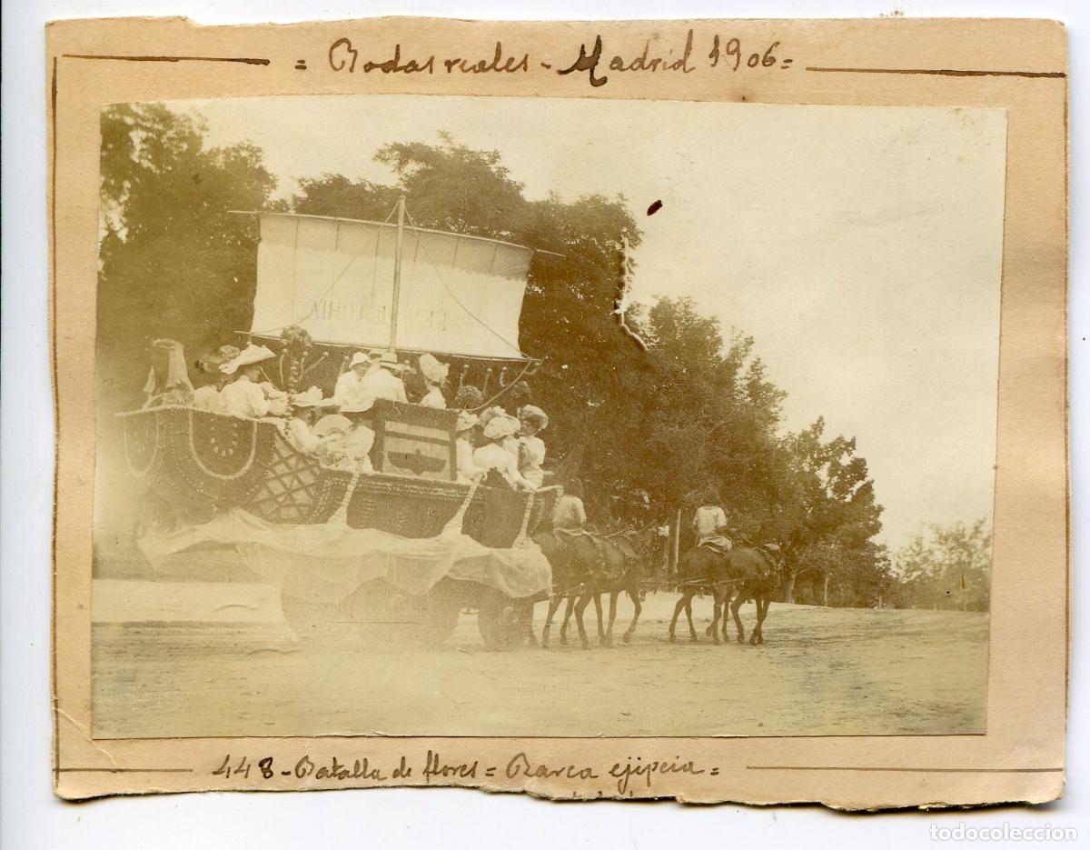 Fotografia antica: Madrid. Bodas Reales 1906. Batalla de flores. Barca egipcia