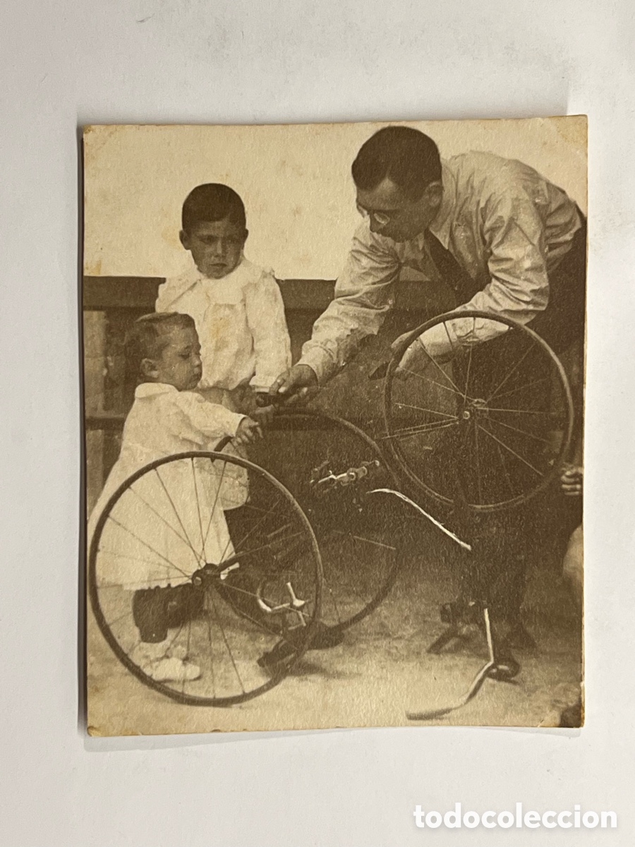 Fotograf&iacute;a antigua: FOTOGRAF&Iacute;A. Arreglando las ruedas del Triciclo&hellip; (h.1920?) Med&iacute;das: 10,5 x 8,5 cm