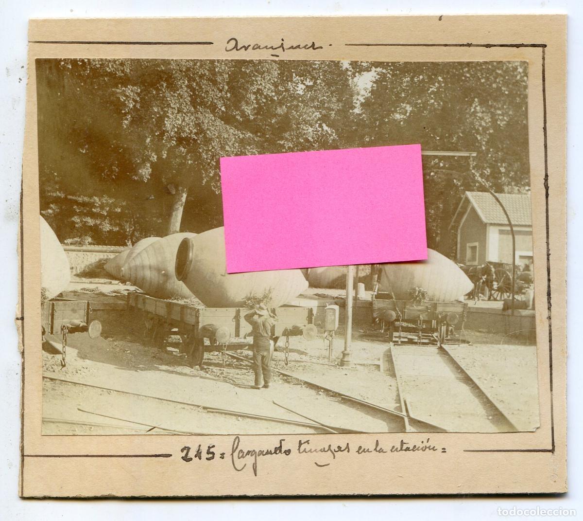 Fotograf&iacute;a antigua: Aranjuez, Madrid. Cargando tinajas en la estaci&oacute;n de ferrocarril. Circa 1906