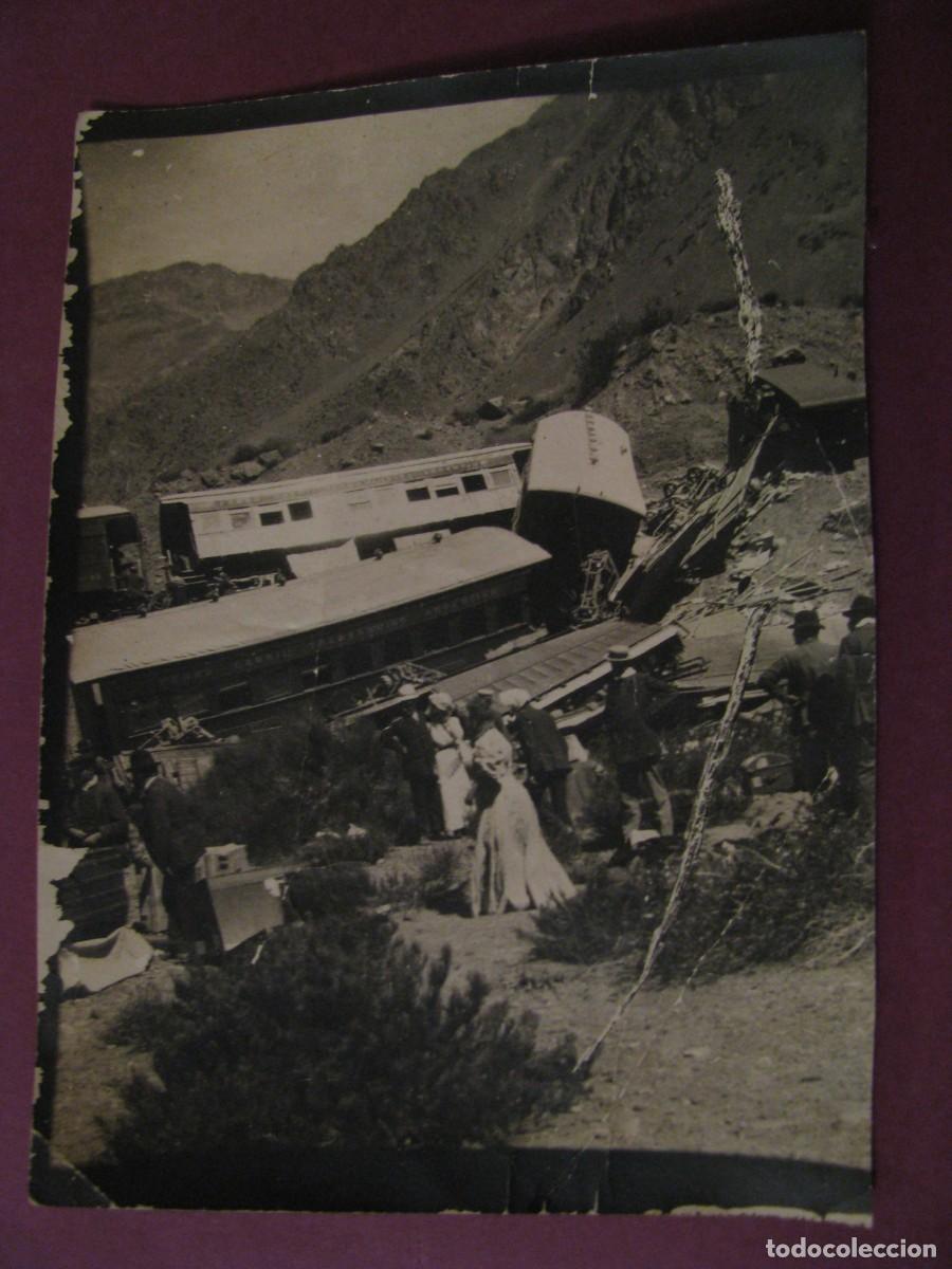 Fotograf&iacute;a antigua: FOTOGRAFIA DEL DESCARRILAMIENTO TREN FERROCARRIL TRASANDINO ARGENTINO EN LOS ANDES. 10,5X8 CM