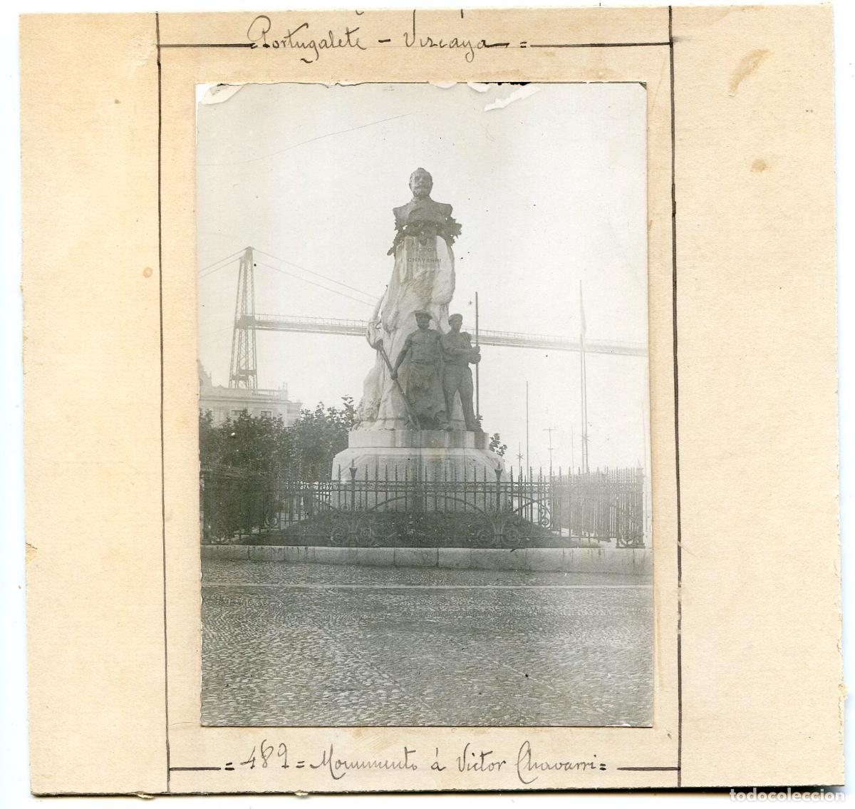 Fotografia antica: Portugalete, Bilbao, Vizcaya Monumento a Victor Chavarri y puente colgante, circa 1905.