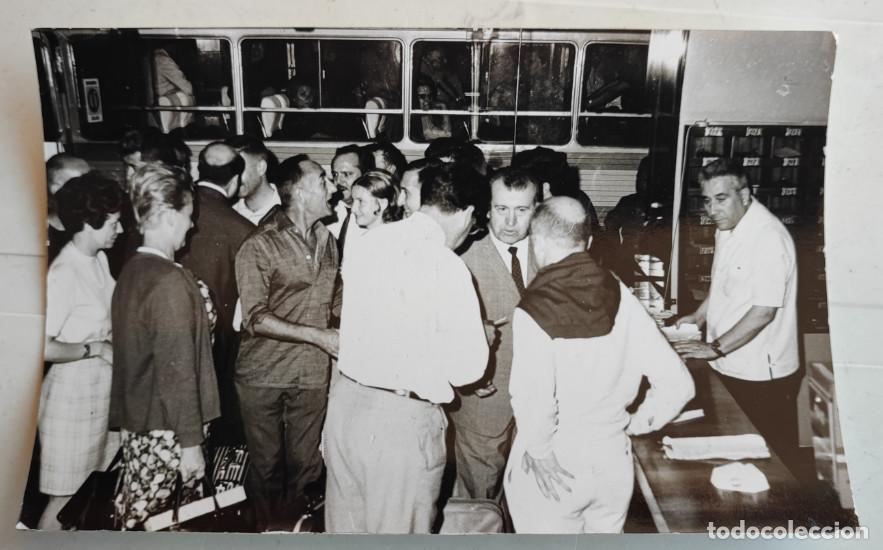 Antique Photography: FRANCESES A SU LLEGADA A ELCHE DE ALICANTE CON EL ALCALDE, A&Ntilde;O 1968, FOTOGRAFIA ANTIGUA, 14 X 9 CM