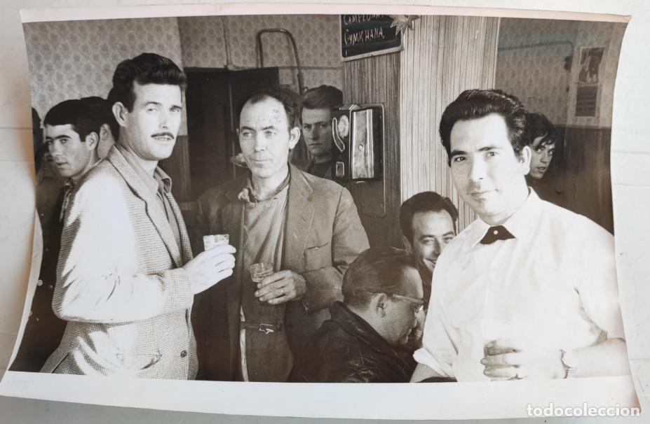 Alte Fotografie: GANADORES DEL VESPA CLUB EN UN BAR DE ELDA 1968, FOTOGRAFIA ANTIGUA, FOTO RAFA 18 X 13 CM