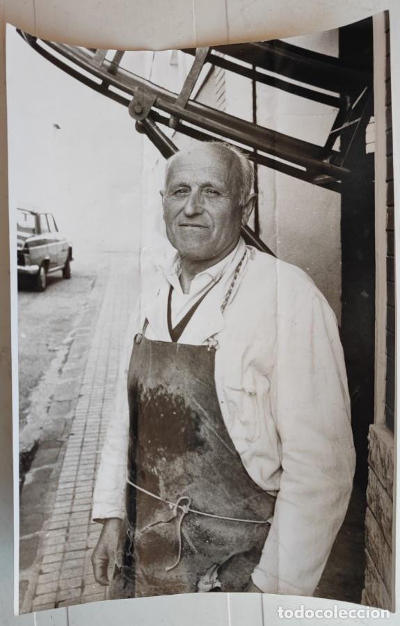 Alte Fotografie: ANDRES GUARDIOLA COMPRO LAS SERIES DE LOTERIA, ELDA 1968, FOTOGRAFIA ANTIGUA, FOTO RAFA 18 X 13 CM